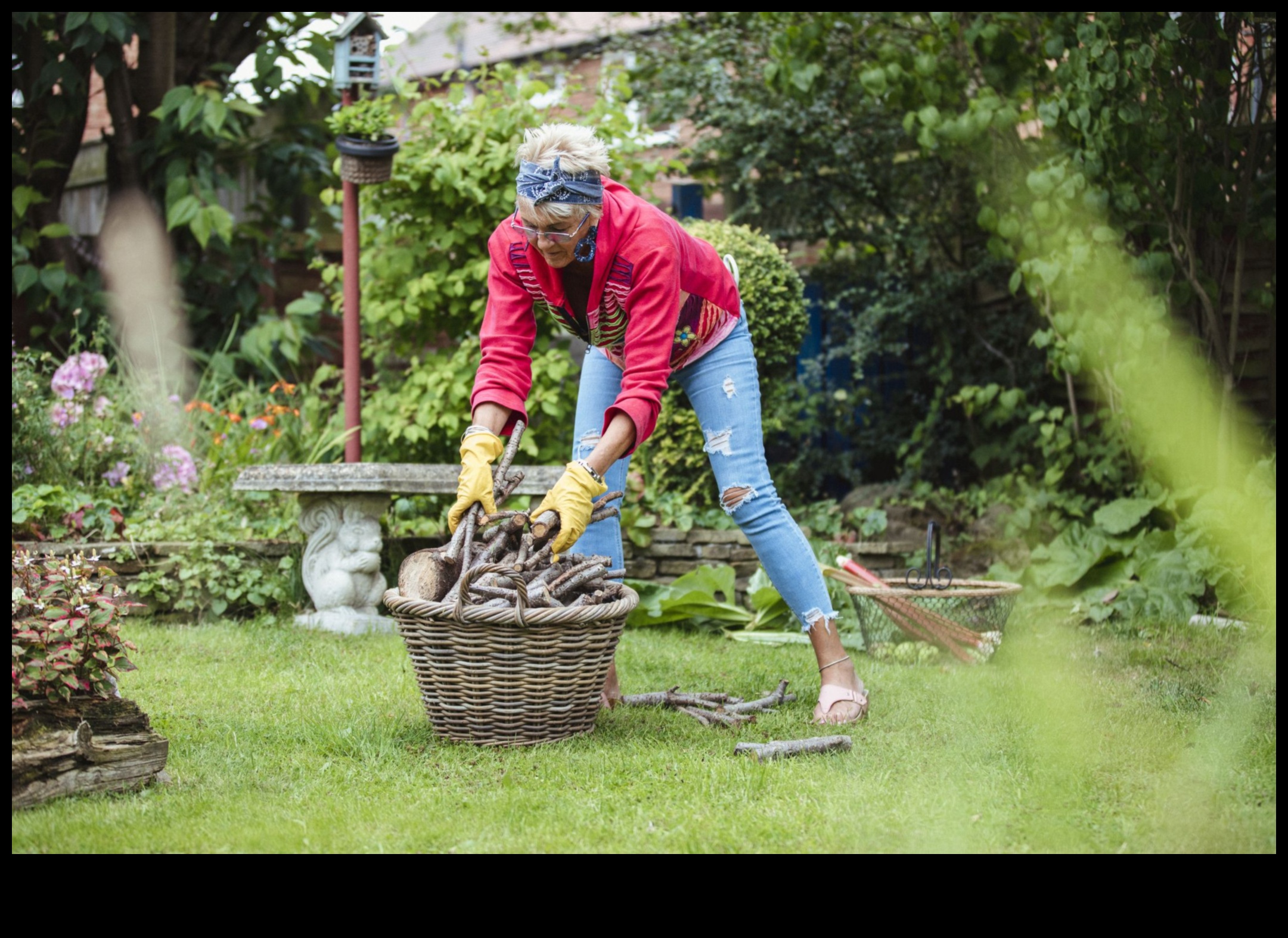 Sală de sport în grădină: exerciții în aer liber în cadru botanic înflorit