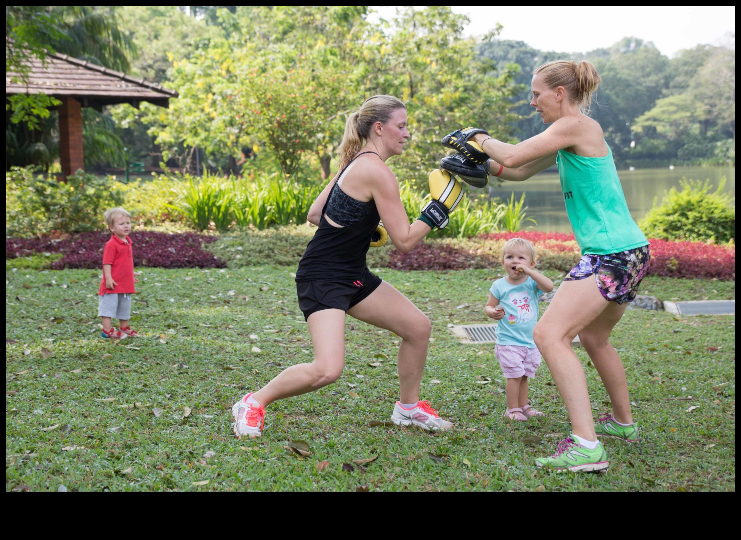 Sală de sport în grădină: exerciții în aer liber în cadru botanic înflorit