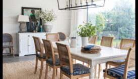 Care sunt câteva sfaturi eficiente pentru decorarea unei zone de luat masa în aer liber cu o atmosferă de coastă?