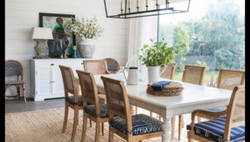 Care sunt câteva sfaturi eficiente pentru decorarea unei zone de luat masa în aer liber cu o atmosferă de coastă?