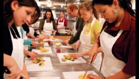 DIY Culinary Team Building: provocări de gătit pentru grupuri