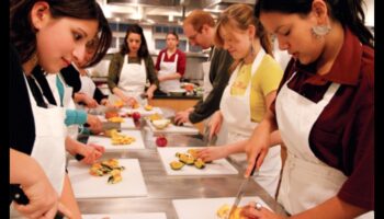 DIY Culinary Team Building: provocări de gătit pentru grupuri