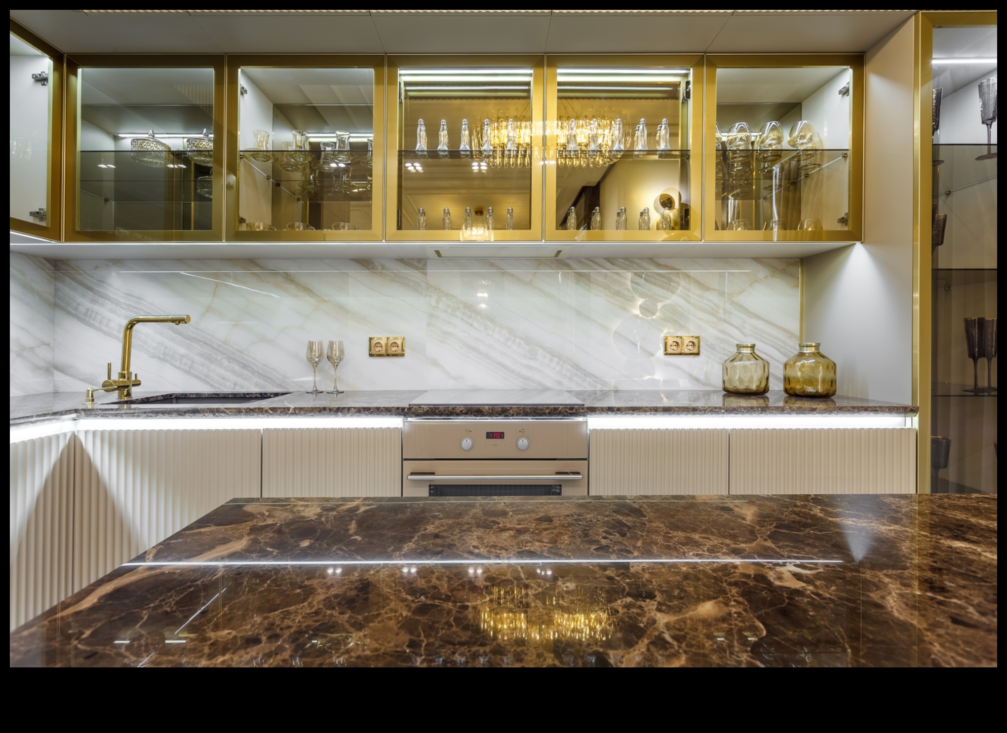 Modalități elegante de a incorpora alama în decorul bucătăriei