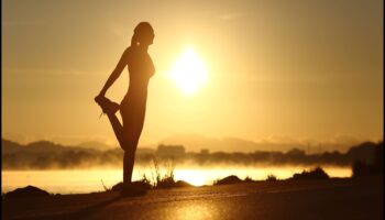 Sunrise Stretch: Exerciții de dimineață în aer liber pentru flexibilitate